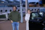 Schiphol 19 maart 2020
Romy Monteiro en haar vriend Jasper Suyk arriveren vanuit bangkok op Schiphol . Moeder Antje en haar partner Dennis halen ze op . Ook hun hondje is erbij.