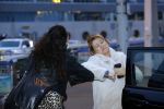 Schiphol 19 maart 2020
Romy Monteiro en haar vriend Jasper Suyk arriveren vanuit bangkok op Schiphol . Moeder Antje en haar partner Dennis halen ze op . Ook hun hondje is erbij.