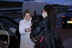 Schiphol 19 maart 2020
Romy Monteiro en haar vriend Jasper Suyk arriveren vanuit bangkok op Schiphol . Moeder Antje en haar partner Dennis halen ze op . Ook hun hondje is erbij.