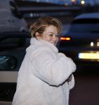 Schiphol 19 maart 2020
Romy Monteiro en haar vriend Jasper Suyk arriveren vanuit bangkok op Schiphol . Moeder Antje en haar partner Dennis halen ze op . Ook hun hondje is erbij.