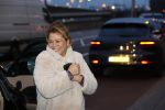 Schiphol 19 maart 2020
Romy Monteiro en haar vriend Jasper Suyk arriveren vanuit bangkok op Schiphol . Moeder Antje en haar partner Dennis halen ze op . Ook hun hondje is erbij.