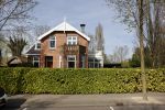 Amstelveen 10 en 11 april 2020
Carice v Houten en haar partner Guy Pearce hebben samen een nieuwe villa in Amstelveen gekocht.