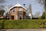Amstelveen 10 en 11 april 2020
Carice v Houten en haar partner Guy Pearce hebben samen een nieuwe villa in Amstelveen gekocht.