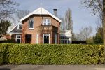 Amstelveen 10 en 11 april 2020
Carice v Houten en haar partner Guy Pearce hebben samen een nieuwe villa in Amstelveen gekocht.