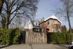 Amstelveen 10 en 11 april 2020
Carice v Houten en haar partner Guy Pearce hebben samen een nieuwe villa in Amstelveen gekocht.