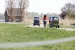 Ouderkerk aan de Amstel 11 april 2020
Connie Witteman en haar zoon Marvin Breukhoven  met zijn vriend Rick rijden met hun 2 biro CCCC karretjes langs de Amstel.