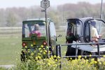 Ouderkerk aan de Amstel 11 april 2020
Connie Witteman en haar zoon Marvin Breukhoven  met zijn vriend Rick rijden met hun 2 biro CCCC karretjes langs de Amstel.