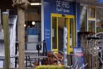 Bergen en Bergen aan Zee 6 april 2020
Debby Petter doet boodschappen in het centrum van Bergen. Daarna gaat ze weer naar haar en Youp van t Hek zijn vakantiehuis in Bergen aam zee. Later op de dag gaan zesamen een boodschap doen bij een doe het zelver.