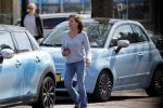 Bergen en Bergen aan Zee 6 april 2020
Debby Petter doet boodschappen in het centrum van Bergen.