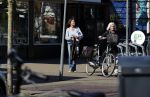 Bergen en Bergen aan Zee 6 april 2020
Debby Petter doet boodschappen in het centrum van Bergen.