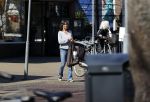 Bergen en Bergen aan Zee 6 april 2020
Debby Petter doet boodschappen in het centrum van Bergen.