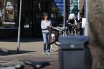 Bergen en Bergen aan Zee 6 april 2020
Debby Petter doet boodschappen in het centrum van Bergen.