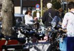 Bergen en Bergen aan Zee 6 april 2020
Debby Petter doet boodschappen in het centrum van Bergen.