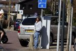 Bergen en Bergen aan Zee 6 april 2020
Debby Petter doet boodschappen in het centrum van Bergen.