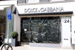 Amsterdam 17 april 2020
Dolce Gabbana op de PC hooftstraat heeft zijn ramen afgeplakt ivm het corona virus