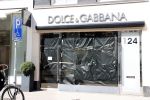 Amsterdam 17 april 2020
Dolce Gabbana op de PC hooftstraat heeft zijn ramen afgeplakt ivm het corona virus