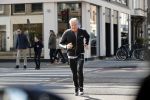 Amsterdam 16 maart 2020
Dries Roelvink hardlopend op de pc hooftstraat