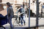 Amsterdam 4 april 2020
Ferdinand Grapperhaus met zijn vriendin liesbeth wytzes op straat in Amsterdam zuid.