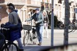 Amsterdam 4 april 2020
Ferdinand Grapperhaus met zijn vriendin liesbeth wytzes op straat in Amsterdam zuid.