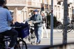 Amsterdam 4 april 2020
Ferdinand Grapperhaus met zijn vriendin liesbeth wytzes op straat in Amsterdam zuid.