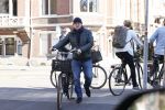 Amsterdam 4 april 2020
Ferdinand Grapperhaus met zijn vriendin liesbeth wytzes op straat in Amsterdam zuid.