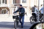 Amsterdam 4 april 2020
Ferdinand Grapperhaus met zijn vriendin liesbeth wytzes op straat in Amsterdam zuid.