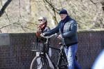 Amsterdam 4 april 2020
Ferdinand Grapperhaus met zijn vriendin liesbeth wytzes op straat in Amsterdam zuid.