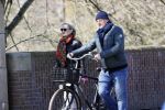 Amsterdam 4 april 2020
Ferdinand Grapperhaus met zijn vriendin liesbeth wytzes op straat in Amsterdam zuid.