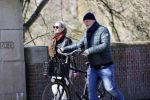 Amsterdam 4 april 2020
Ferdinand Grapperhaus met zijn vriendin liesbeth wytzes op straat in Amsterdam zuid.