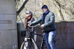 Amsterdam 4 april 2020
Ferdinand Grapperhaus met zijn vriendin liesbeth wytzes op straat in Amsterdam zuid.