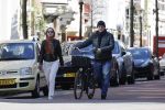 Amsterdam 4 april 2020
Ferdinand Grapperhaus met zijn vriendin liesbeth wytzes op straat in Amsterdam zuid.