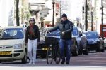 Amsterdam 4 april 2020
Ferdinand Grapperhaus met zijn vriendin liesbeth wytzes op straat in Amsterdam zuid.