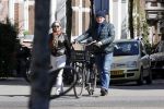 Amsterdam 4 april 2020
Ferdinand Grapperhaus met zijn vriendin liesbeth wytzes op straat in Amsterdam zuid.