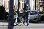 Amsterdam 4 april 2020
Ferdinand Grapperhaus met zijn vriendin liesbeth wytzes op straat in Amsterdam zuid.