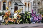 Amsterdam 13 april 2020
Fietsen vol met bloemen tegen over het rijksmuseum