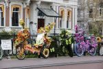 Amsterdam 13 april 2020
Fietsen vol met bloemen tegen over het rijksmuseum