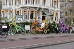 Amsterdam 13 april 2020
Fietsen vol met bloemen tegen over het rijksmuseum