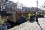 Amsterdam 7 april 2020
Hans v d Togt drinkt wijntje met goede vriendin Anna Maria Bosch op terras van zijn woonark/woonboot