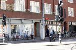 Amsterdam april 2020
Corona waarschuwingen en winkels met rijen . Hier bij de hema