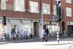 Amsterdam april 2020
Corona waarschuwingen en winkels met rijen . Hier bij de hema