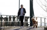Zuiderwoude 8 april 2020
Igone de Jong laat hond uit .
