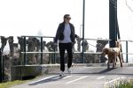 Zuiderwoude 8 april 2020
Igone de Jong laat hond uit .