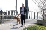 Zuiderwoude 8 april 2020
Igone de Jong laat hond uit .
