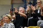 Volendam 8 maart 2020
Kwartfinale NK Turnen in Volendam . Jan Keizer en zijn vrouw komen hun kleindochter Lucy aanmoedigen .