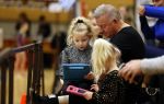 Volendam 8 maart 2020
Kwartfinale NK Turnen in Volendam . Jan Keizer en zijn vrouw komen hun kleindochter Lucy aanmoedigen .