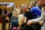 Volendam 8 maart 2020
Kwartfinale NK Turnen in Volendam . Jan Keizer en zijn vrouw komen hun kleindochter Lucy aanmoedigen .
