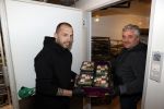 Amstelveen 2 april 2020
Johnny Heitinga bezorgt eten  voor bijzondere mensen ivm het Corona virus .