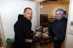 Amstelveen 2 april 2020
Johnny Heitinga bezorgt eten  voor bijzondere mensen ivm het Corona virus .
