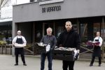 Amstelveen 2 april 2020
Johnny Heitinga bezorgt eten  voor bijzondere mensen ivm het Corona virus .