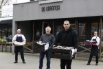Amstelveen 2 april 2020
Johnny Heitinga bezorgt eten  voor bijzondere mensen ivm het Corona virus .
